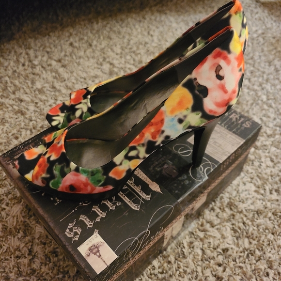 Heels - Picture 2 of 5